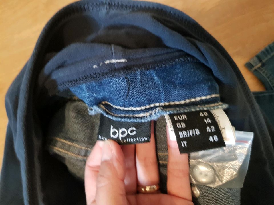 Umstands Jeans Röhren BPC 40 M L neuwertig denim Hose in Freiburg im Breisgau