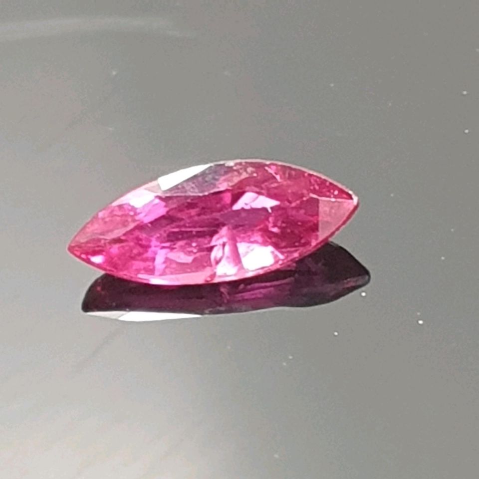 Echter fac. Rubin natur ( 0,27 Carat ) 6,5 x 2,5 mm / in Box in Recklinghausen