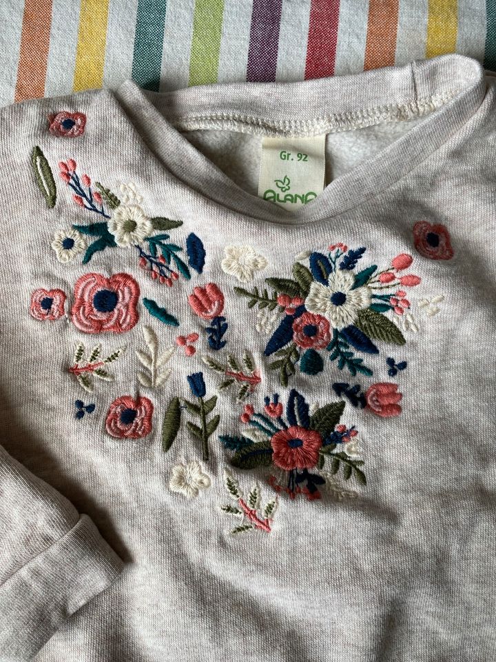 Sweatshirt Alana Gr. 92 (kurz geschnitten) Blumen *NEUWERTIG* in Kirchlinteln