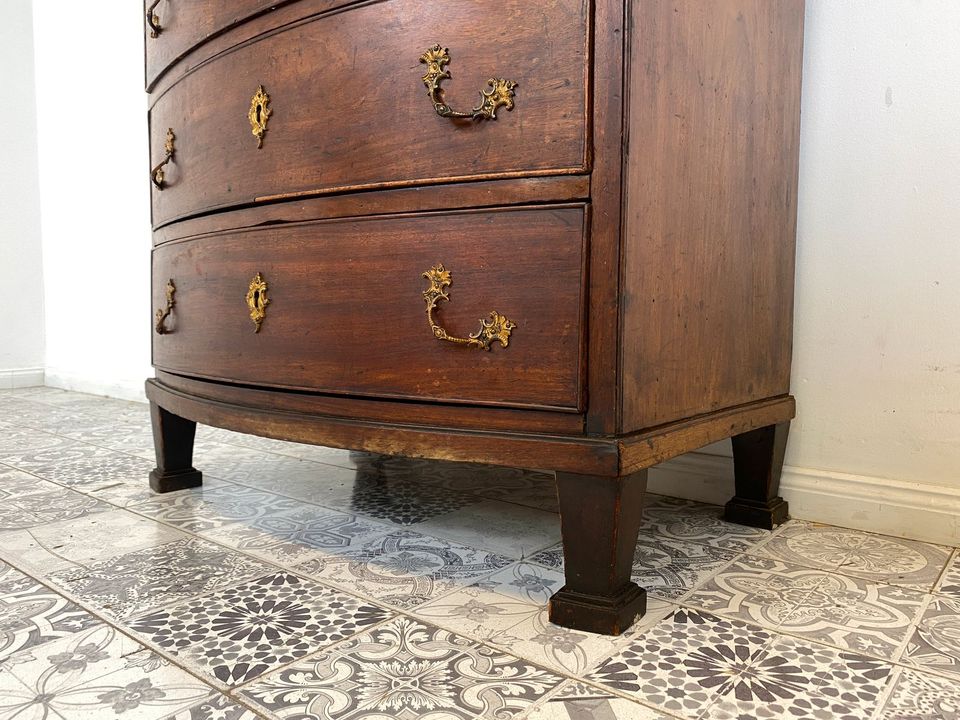 WMK Formschöne, gut erhaltene und geräumige antike Schubladenkommode aus vollem Holz mit edlen Messingbeschlägen # Schrank Kommode Anrichte Wickelkommode Wäschekommode Flurkommode Biedermeier Vintage in Berlin