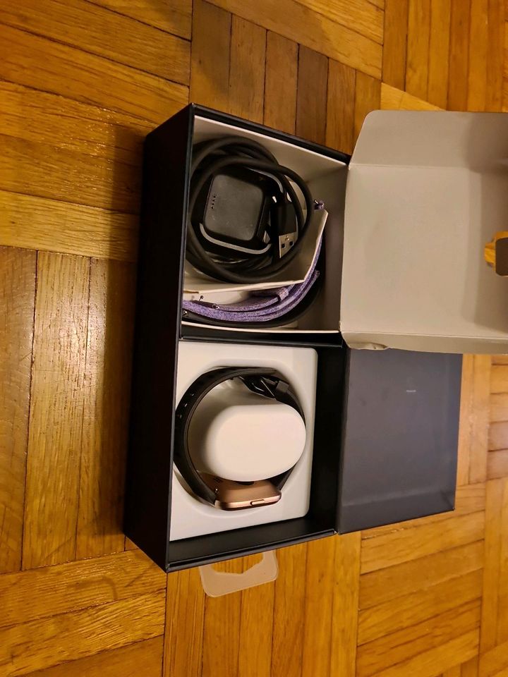 Fitbit Versa lila lavender Special Edition Fitnessuhr in Essen