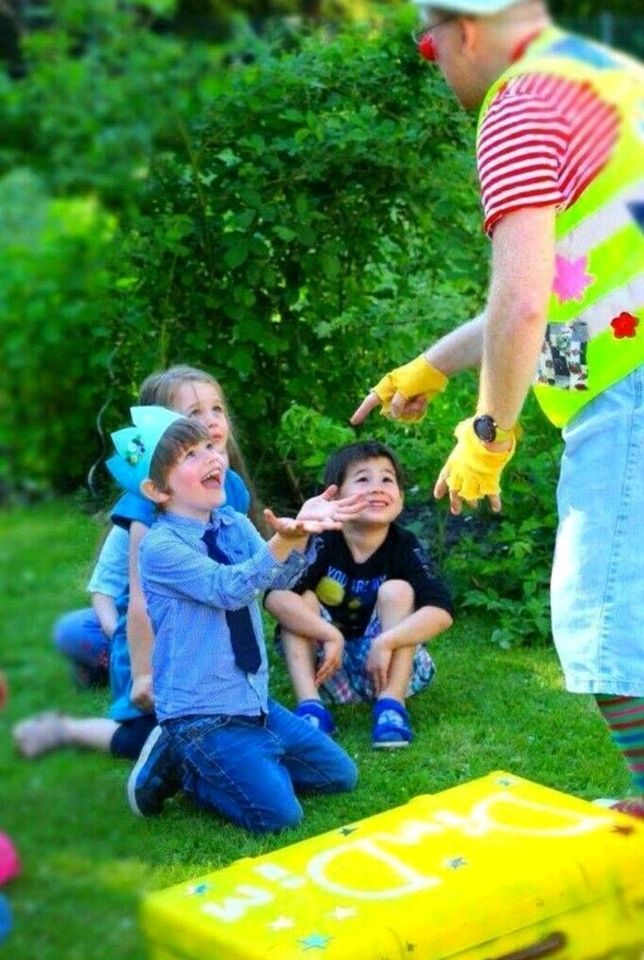 Clown Zauberer Ballonkünstler Kindergeburtstag Kind Hüpfburg in Hannover