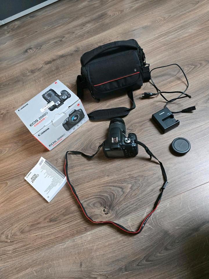 Digitalkamera, Spiegelreflexkamera Canon EOS 2000D, wie neu in Malching