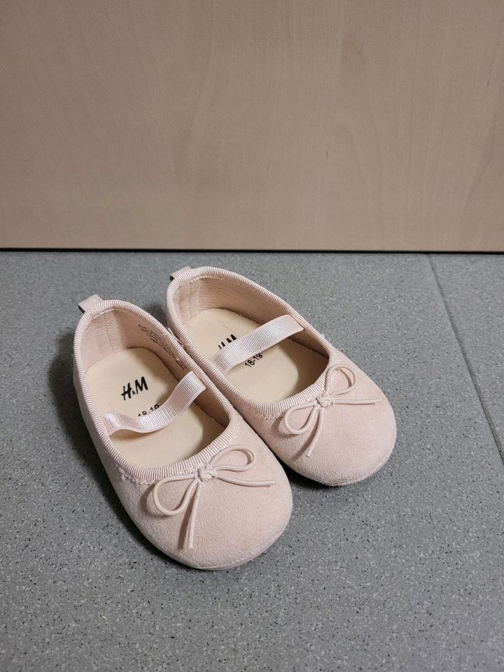 Ballerinas Schuhe Taufe Hochzeit Baby 18 / 19 H&M rosa WIE NEU in Bärenthal