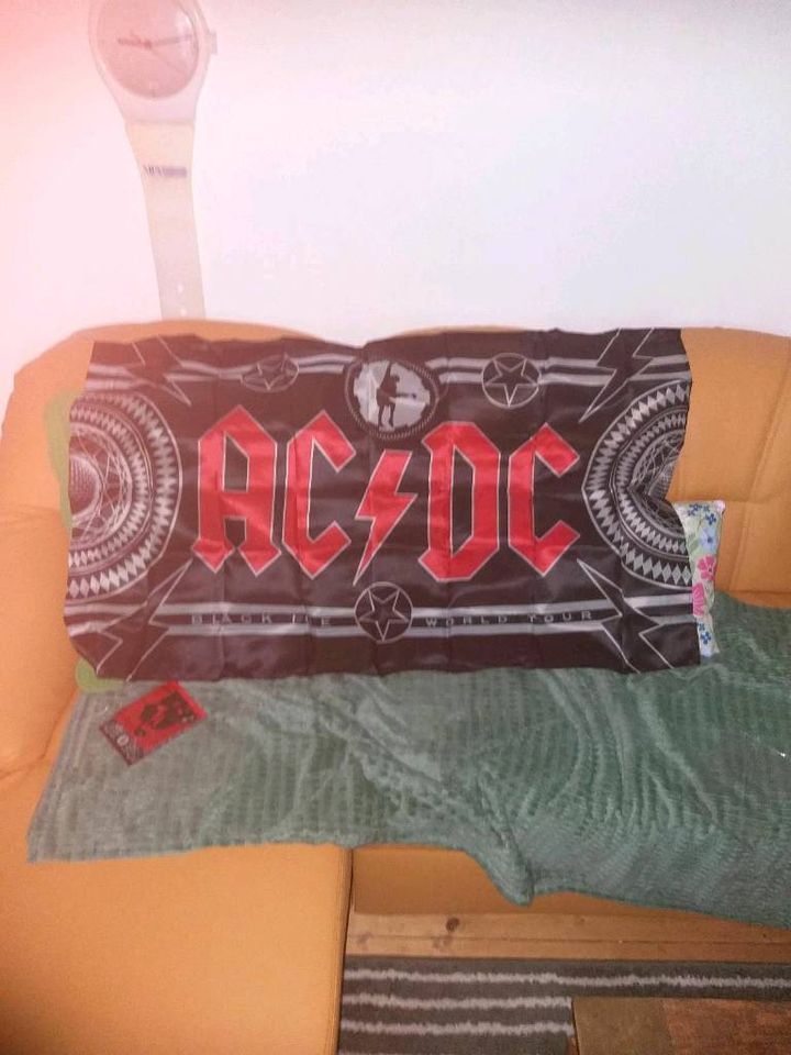 AC/DC Fahne und Aufkleber Stahl Box und Cds Neuwertig in Lübeck