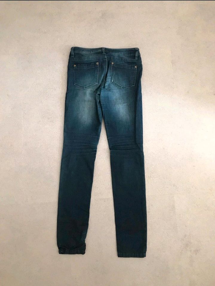 Stylische Skinny Jeans mit Cuts an beiden Knien Gr 32 in Berlin