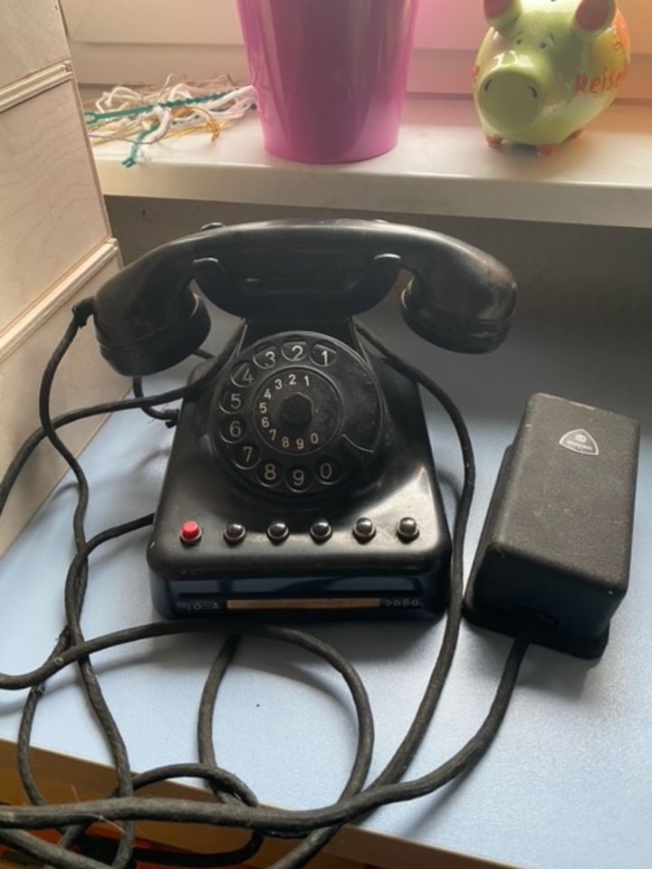 Telefon mit Wählscheibe in der Farbe schwarz in Hemer