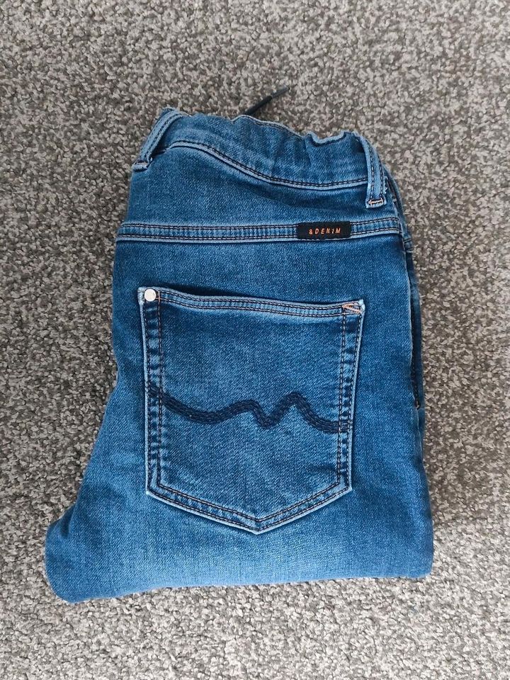 H&M sehr weiche Jeans Gr. 152 in Stuttgart