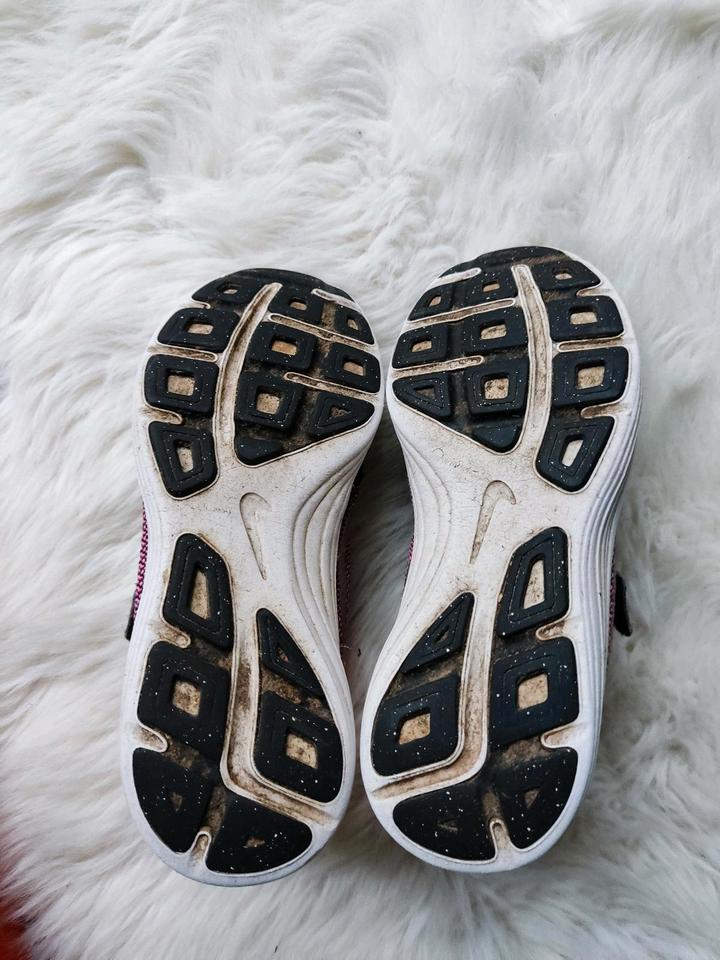 Nike,Turnschuhe,Sportschuhe,Schuhe,Gr. 31,schwarz,pink,Mädchen in Oyten