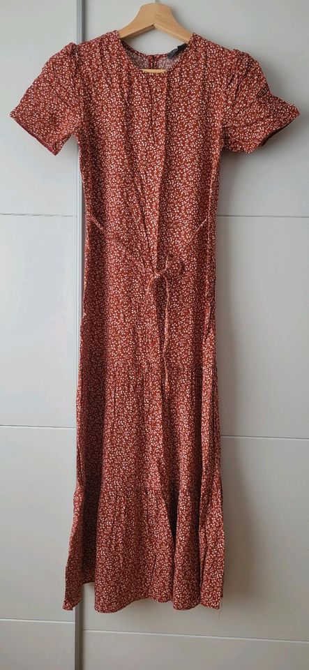 Midi Kleid Primark Größe 34 Orange rot mit Blümchen Sommer in Vechta
