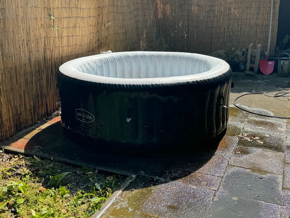 Whirlpool lay z spa miami 1 Jahr alt mit allem Zubehör in Kerpen