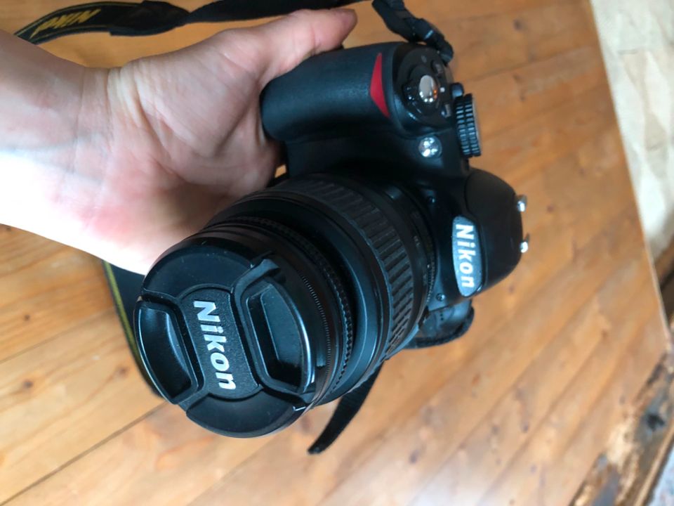 Nikon D3100 Spiegelreflexkamera mit zwei Objektiven in Hamburg