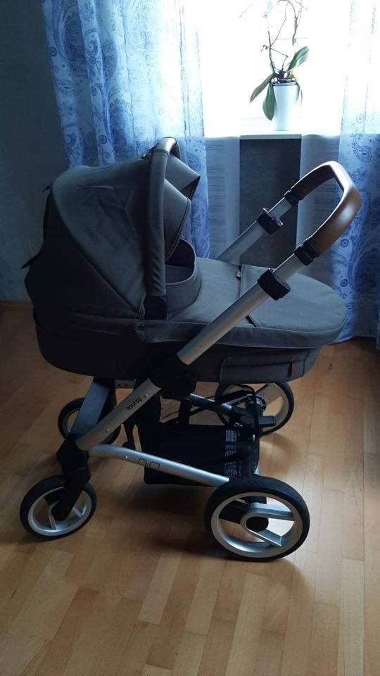 Kinderwagen in der Farbe Khaki in Trier