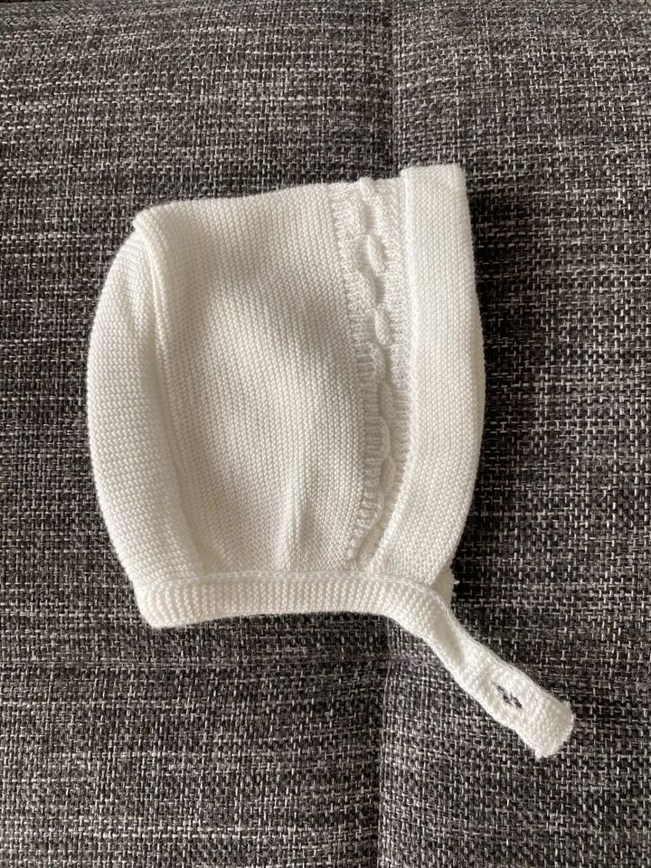 Weiße Baby Mütze mit Knopfverschluss aus Bio-Baumwolle, Gr. 38/39 in Frankfurt am Main
