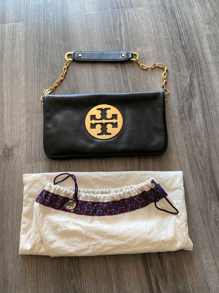 Neue Tory Burch Clutch aus Leder in schwarz Gold in Flensburg