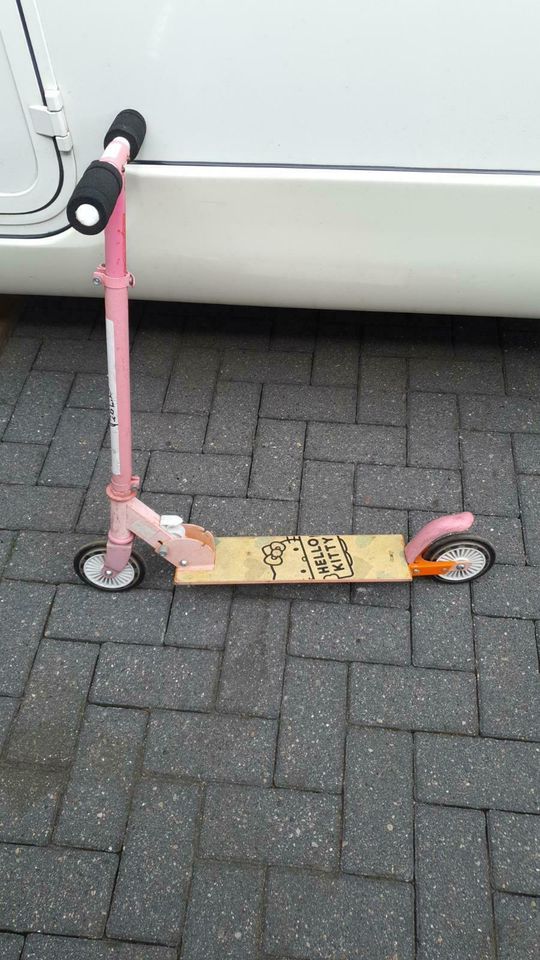 Hello Kitty Trettroller in Kisdorf