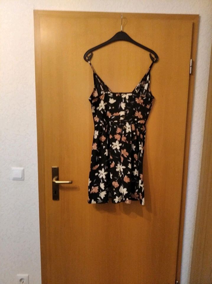 Schwarzes Kleid mit Blumen in M Shein in Gräfenberg