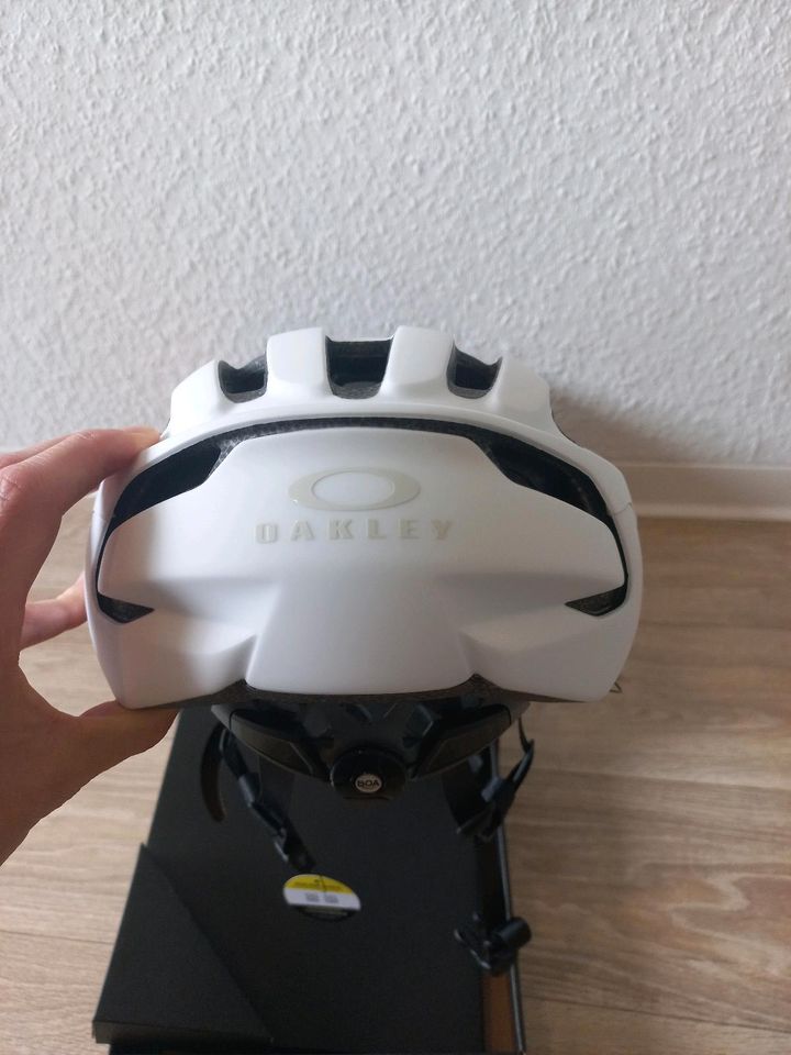 Oakley Aro 3 Lite Helm *Neu* in Dresden