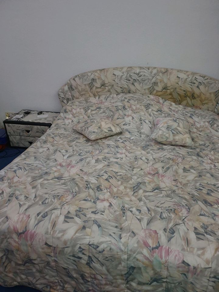 Ein schönes großes Bett mit zwei Nachttische, zwei Matratze, zwei in Finsterwalde
