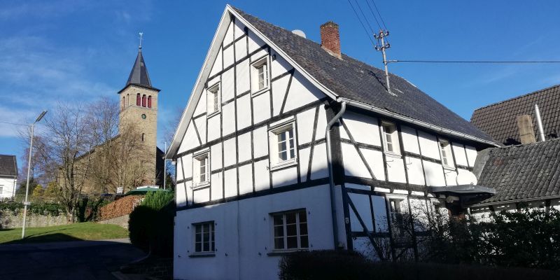 Denkmalgeschütztes Fachwerkhaus mit 2 Wohneinheiten im Dorfkern in Neunkirchen-Seelscheid