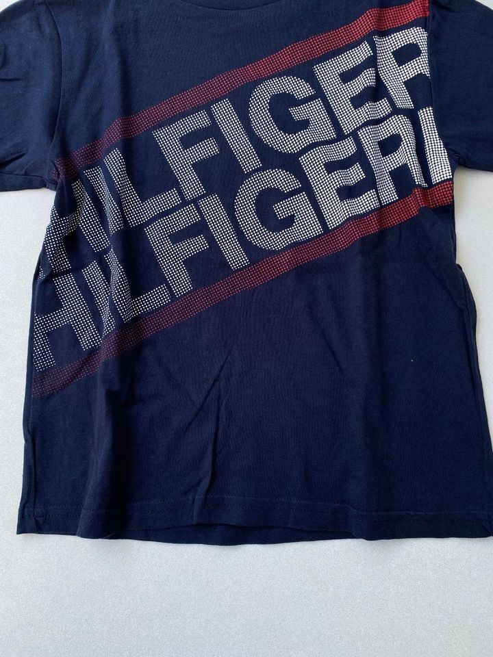 Shirt/T-Shirt Tommy Hilfiger Gr. 110 dunkelblau mit Logo in Waldbüttelbrunn