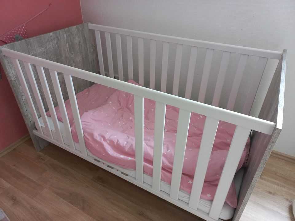 Kinderzimmer mit Babybett Wickelkommode in Weeze