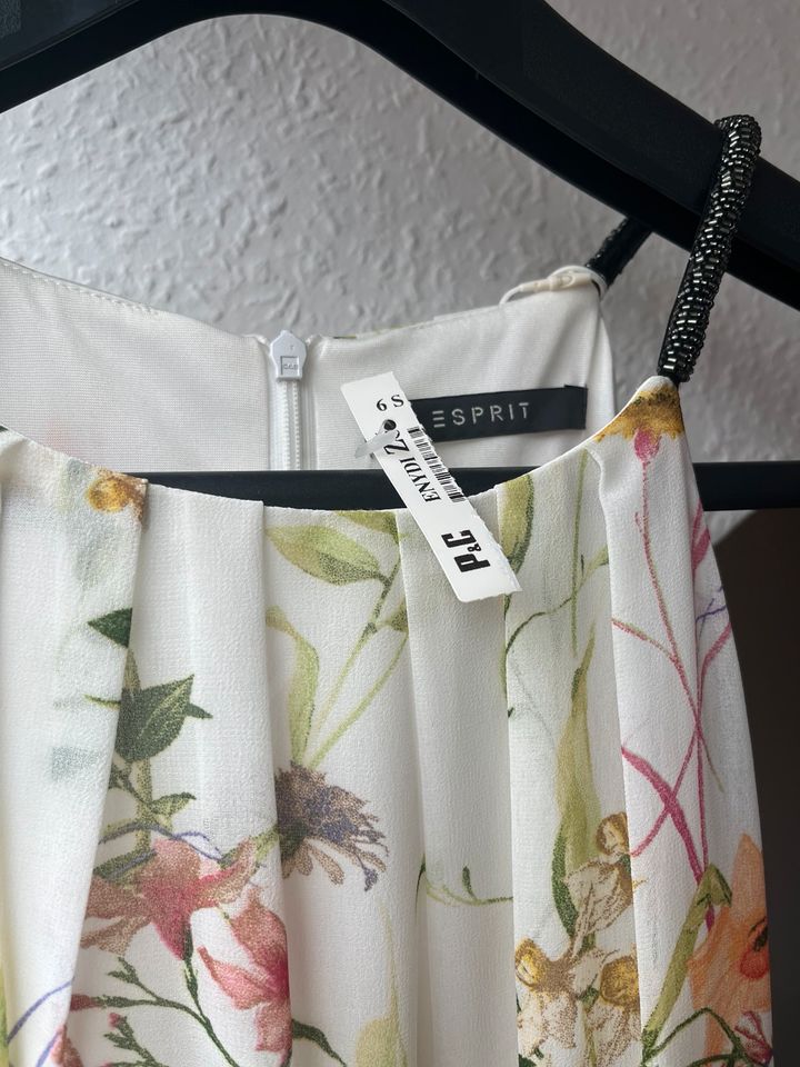 Schickes weißes Kleid mit Blumenprint von Esprit in 40 in Düsseldorf