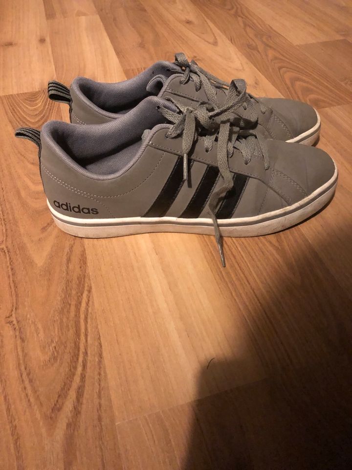 Adidas Sneaker, Größe 40 2/3 in Wiesbaden