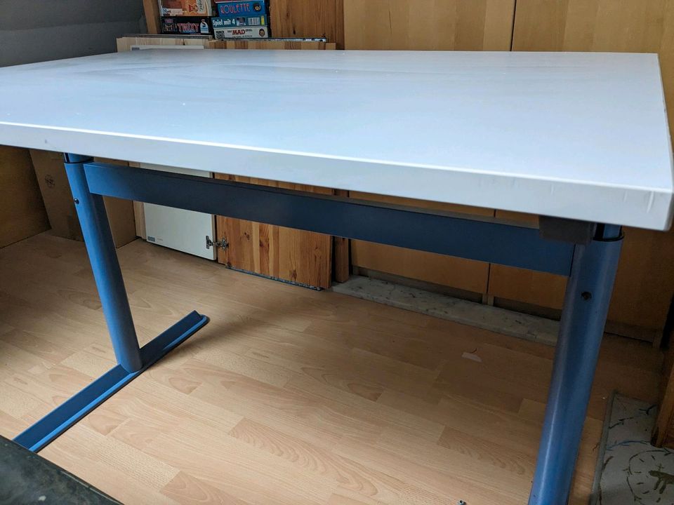 Schreibtisch Arbeitstisch weiß höhenverstellbar in Netphen