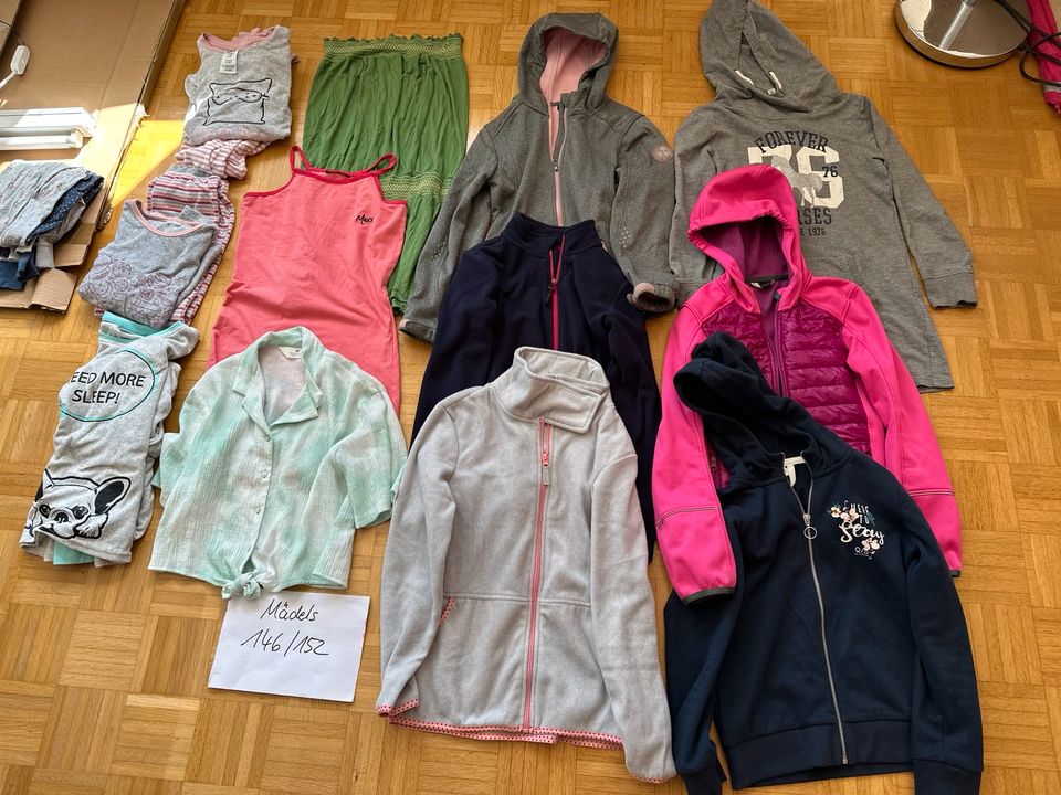 Kinder-Kleidung Mädchen, T-Shirts, Sweater, Jacken, Gr. 146/152 in Bad Abbach