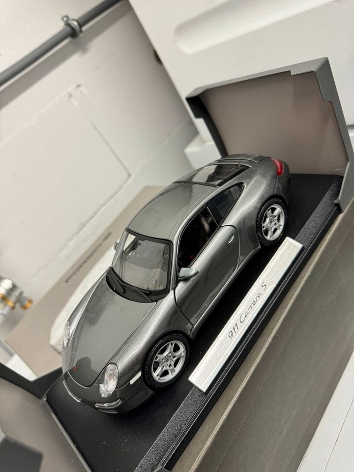 Porsche Carrera S Modellauto 1:18 in Offenbach