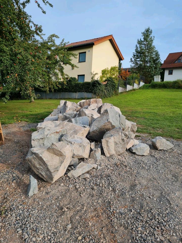 Basalt Kalk Recyclingschotter Natursteine Schüttgut Container in Dermbach