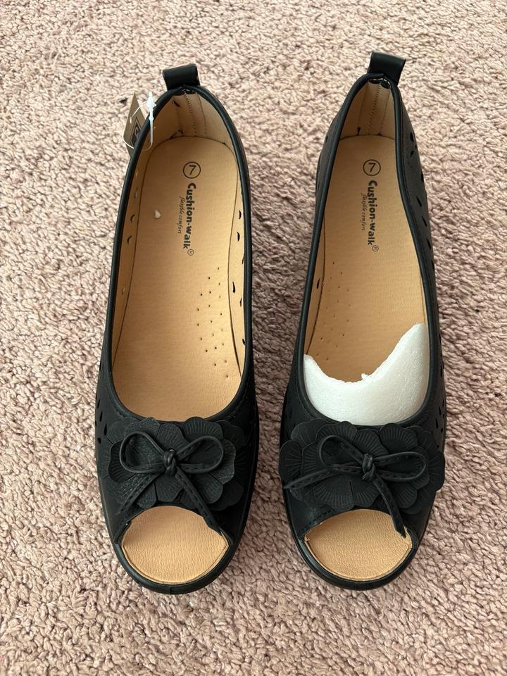 Schwarze Sandeln mit Peeptoe Cushion-Walk Größe 40 Neu in Berlin