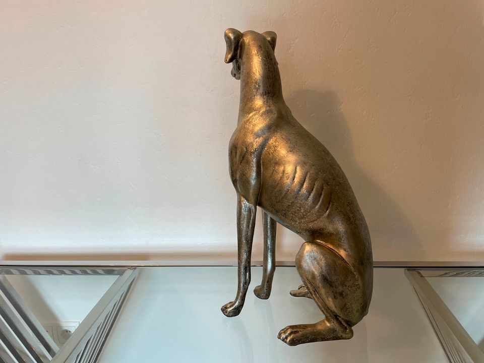Deko Windhund Frei sitzend Skulptur Hundefigur Höhe 54 cm in Waldbreitbach