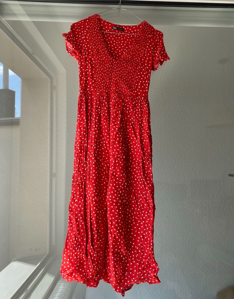 Rotes Sommerkleid mit Punkten in Braunschweig