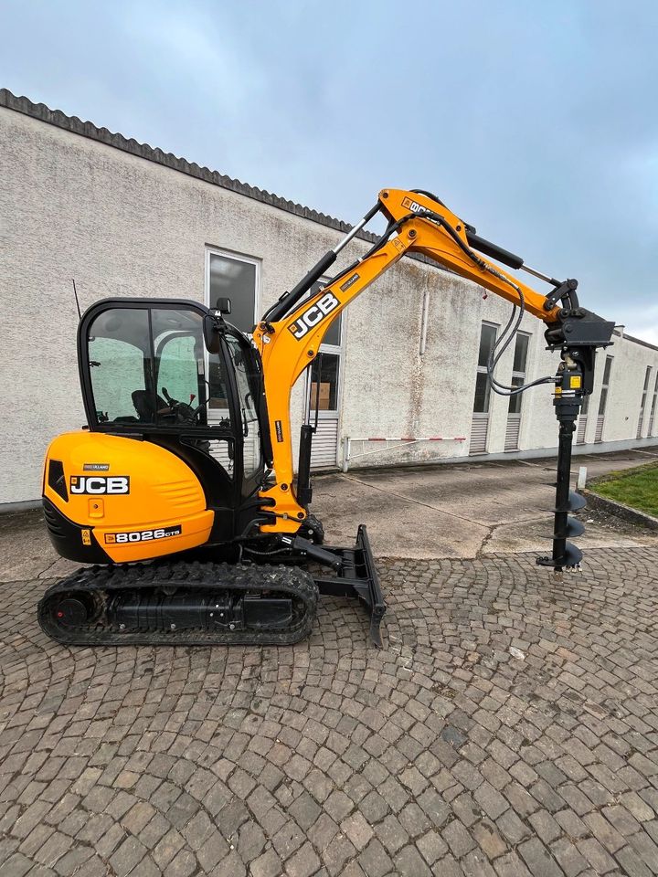 Mieten Minibagger mit Erdbohrer/ Unkrautbürste MS 03 2,8 Tonnen Bagger JCB 8026 Mieten Baumaschinen Vermietung Leihen in Meisenheim