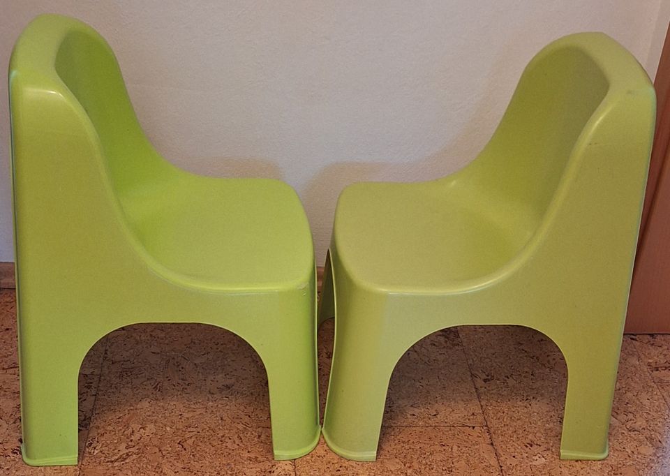 Zwei stabile Kinderstühle aus Kunststoff in grün in Voerde (Niederrhein)