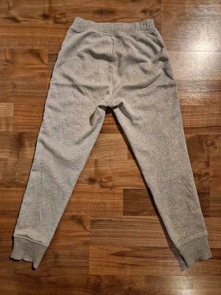 ❤️ Esprit Jogginghose mit Glitzer hellgrau Gr. S 140/146 ❤️ in Mönchengladbach