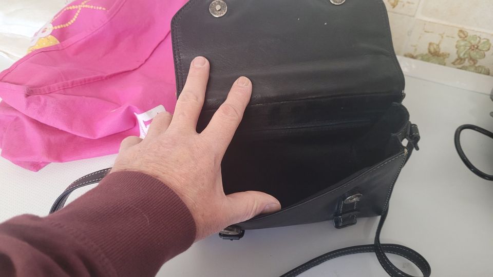 Handtasche Umhängetasche schwarz Leder in Engelskirchen