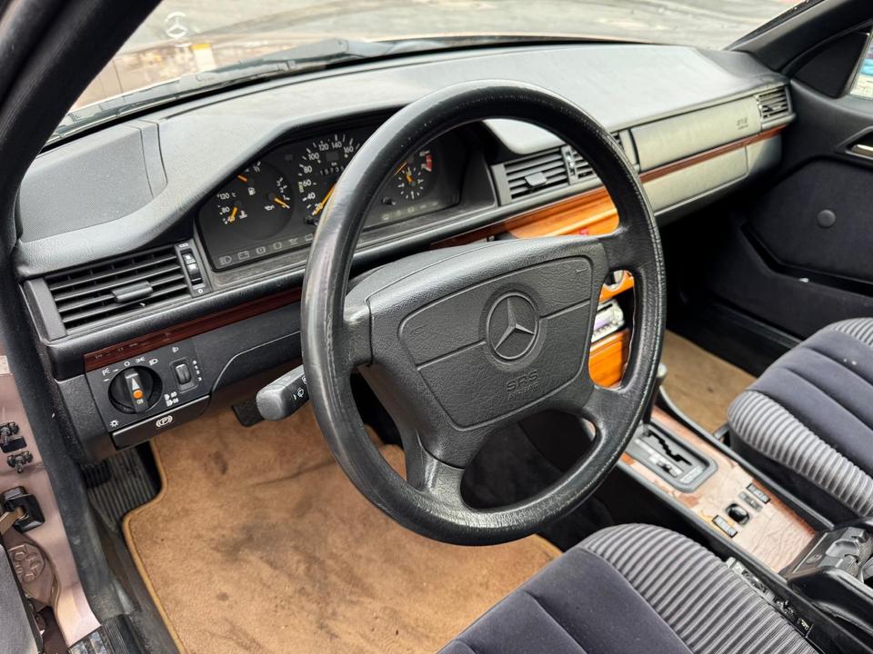 Mercedes Benz E 220 Coupe Automatik Oldtimer in Mainz