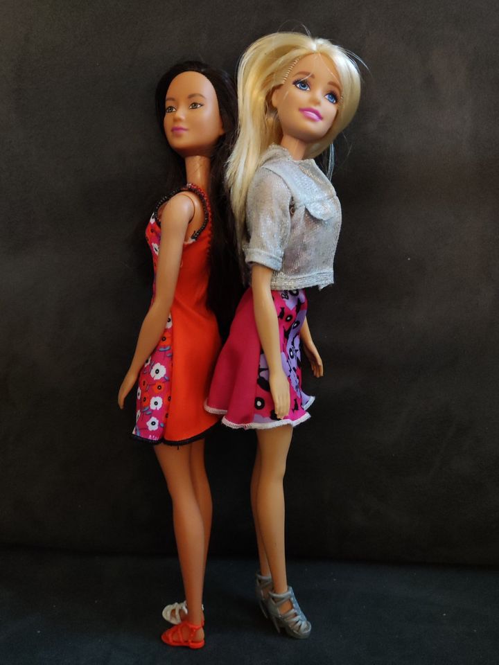 Original Mattel 2 Sommer Barbies mit 4 Paare Schuhe in Trier