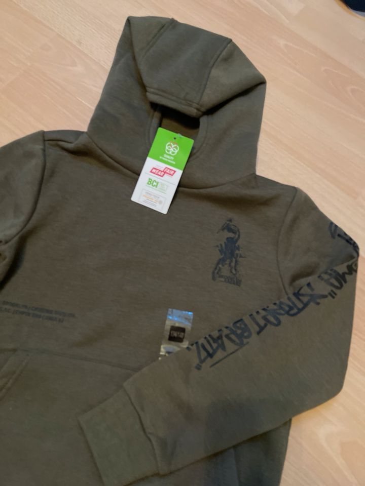 NEU Sweatshirt Hoodie Pullover Jungs 134/140 grün in Bad Aibling