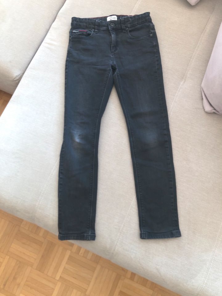 Tommy Hilfiger jeans Grau schwarz neu Gr 152 in Bochum