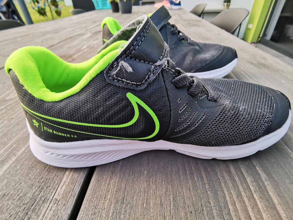 Nike Turnschuhe Sportschuhe Größe 29,5 in Mühlhausen-Ehingen