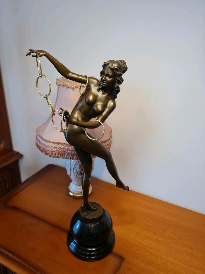 Bronzefigur. Bronzeskulptur. Bronze Figur Frau. Tanzerin in Langenberg