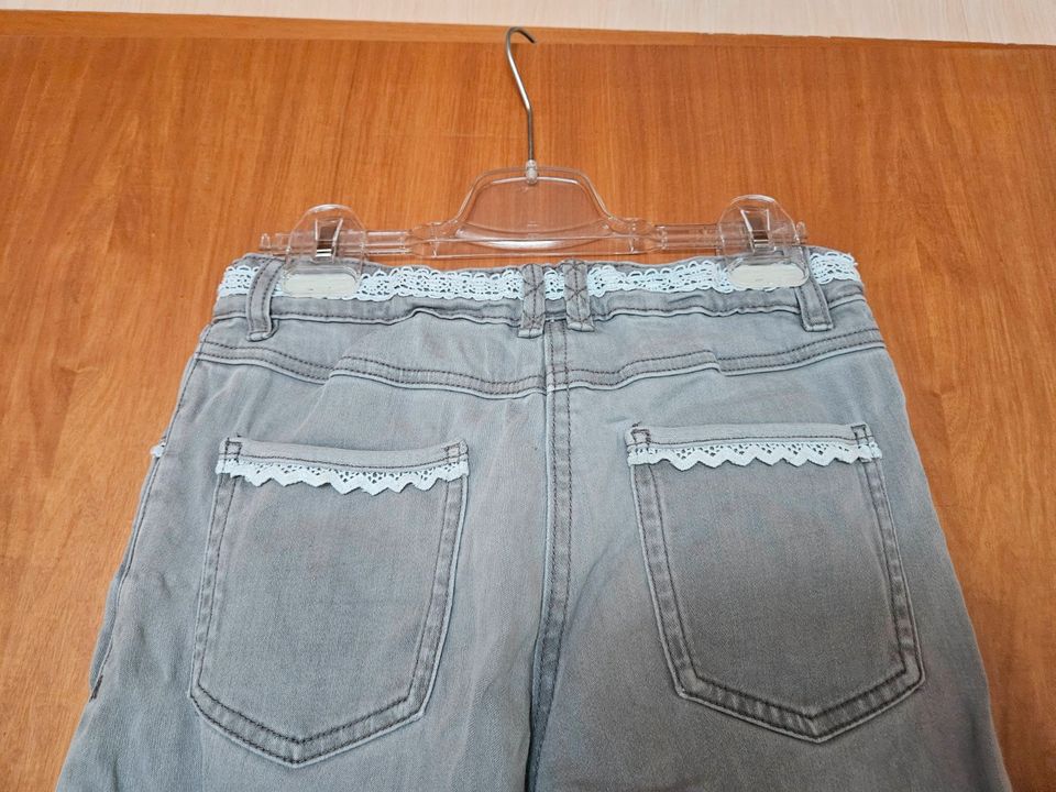 Tolle Jeanscapri Caprijeans Caprihose Spitze von Yigga Gr. 152 in Metzingen