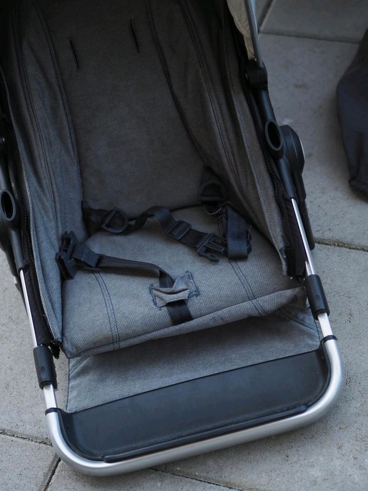 Joolz Kinderwagen grau mit Babywanne und Sportaufsitz in Daaden