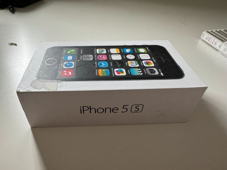 Apple iPhone 5s 16 gb Space grey - super Zustand - in Leinefelde