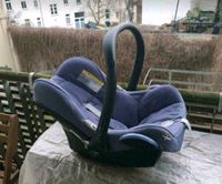 Maxi Cosi cabriofix blau babyschale mit neugeborenen Einsatz Dresden - Äußere Neustadt Vorschau