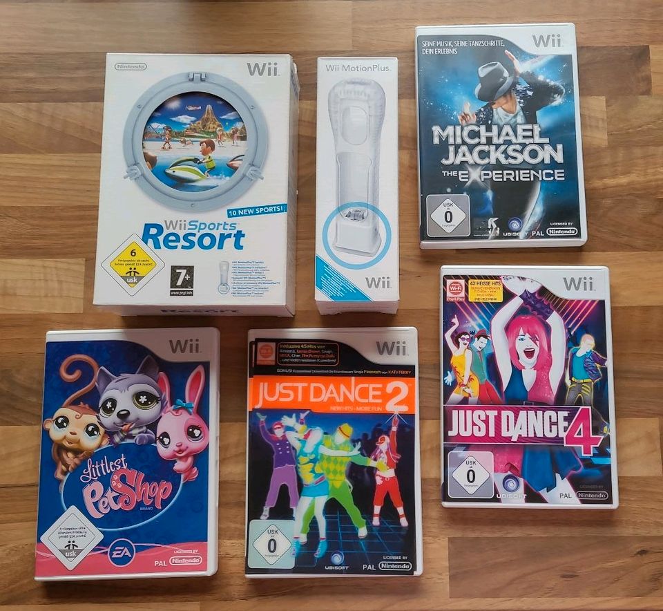 Wii Resort + 2x Adapter + 1x Nunchuk + 4 Spiele in Ahrensfelde